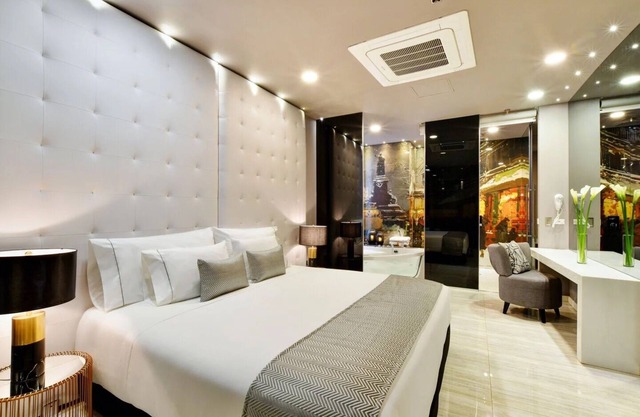 Stunning 2BR Suite w/Jacuzzi right on Lleras Park