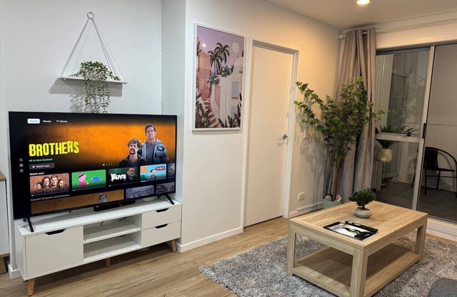 Stunning 3 bd 2 bth city apt - Pool and Carpark
