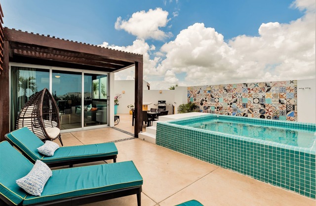 Stunning 3 bedroom Penthouse. Private rooftop and pool. Steps to 5th and Beach