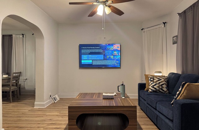 Stunning 3 bedroom Home: Safe and quiet area - 10 Mins to Airport & Downtown Mke
