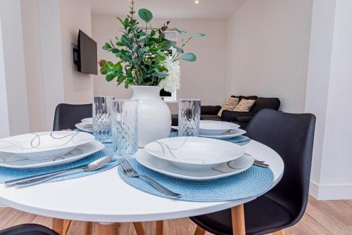Stunning 3-Bedroom Home in Bletchley - Close to City Centre and Train Station - Free Private Parking - Fast Wi-Fi and Smart TV