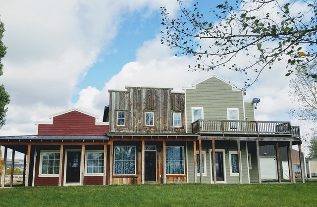 Stunning 3200 sq ft home on 16 acre horse property, mountain views