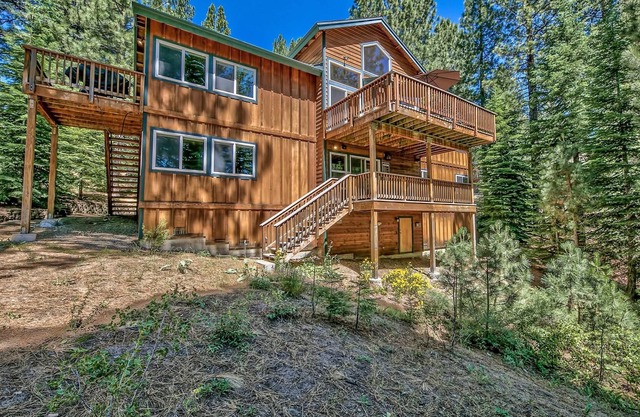 Stunning 3300 sq ft home with game room, pool table, hot tub and more