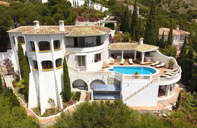 STUNNING 4 BED VILLA WITH COASTAL VIEWS TOWARDS COSTA DEL SOL AND MOROCCO