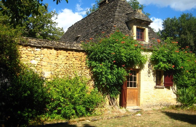 Stunning 4 star cottage near Montignac with large private pool & WIFI.