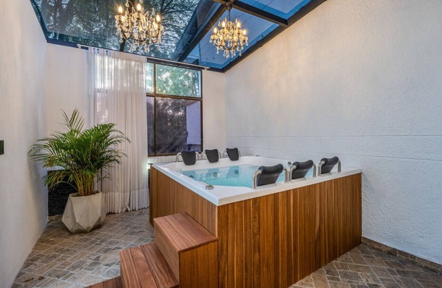 Stunning 4BR House Near Provence, Private Jacuzzi