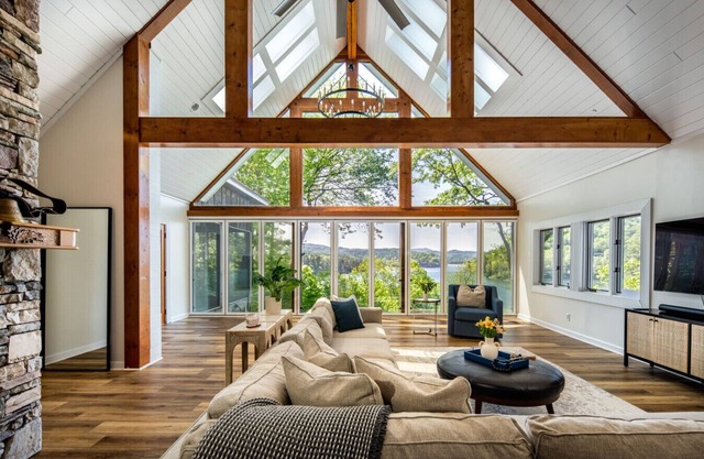 Stunning 4BR Retreat, Deck, Ping Pong, Near Marina