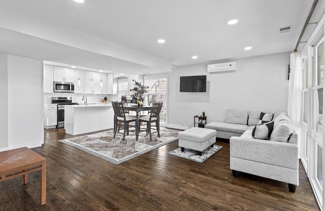 Stunning 4BR Skokie House with Laundry & Backyard