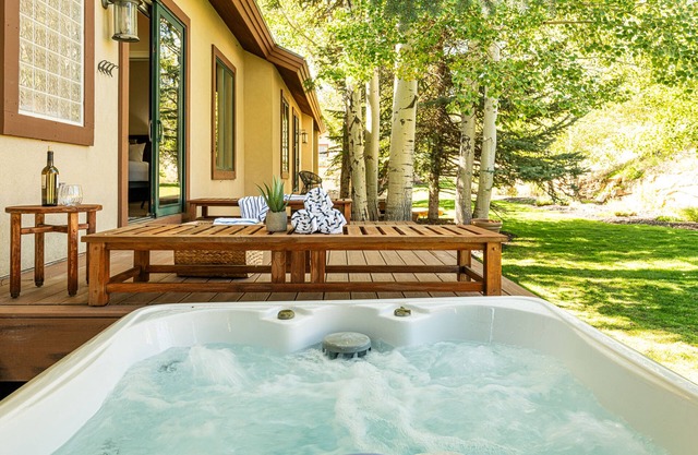 Stunning 4BR Townhome with Private Hot Tub, Mountain Views & Close to Ski Resorts!