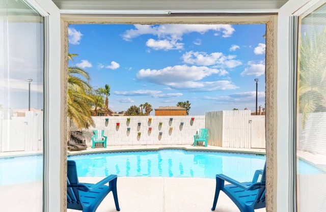 STUNNING 5 BDR HOUSE W/ HEATED POOL, FOR 10 GUESTS