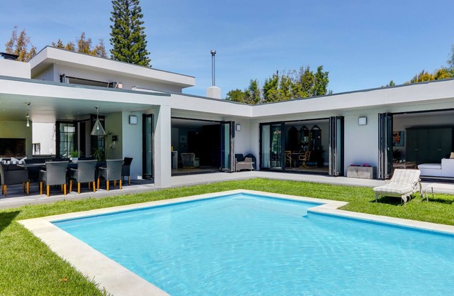Stunning 5 bedroom en-suite home with tennis court