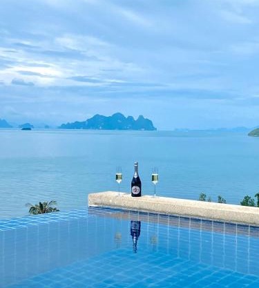 Stunning 5 bedrooms Villa with Panoramic Sea View