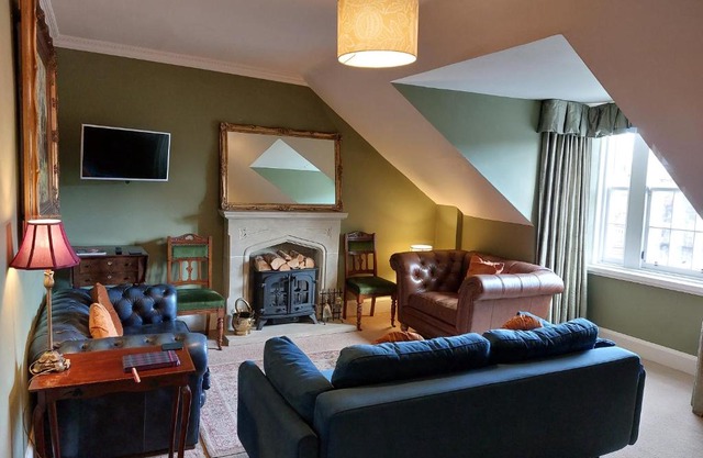 Stunning 5BR Royal Mile Penthouse
