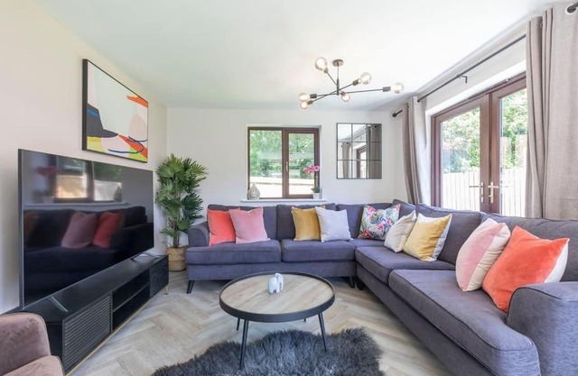 Stunning 6 Bed 3 Bath Detached Home in Cheltenham