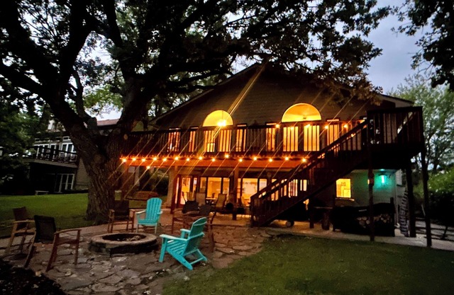 Stunning 6Bedroom Lakefront Lodge on Beautiful Lake Wabaunsee-WiFi,Blackstone,AC