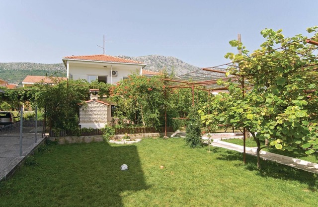 Stunning apartment in Kastel Kambelovac