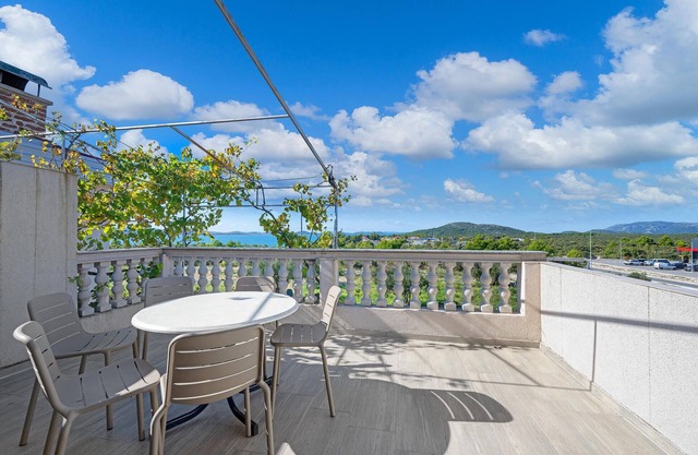 Stunning apartment in Pirovac with WiFi