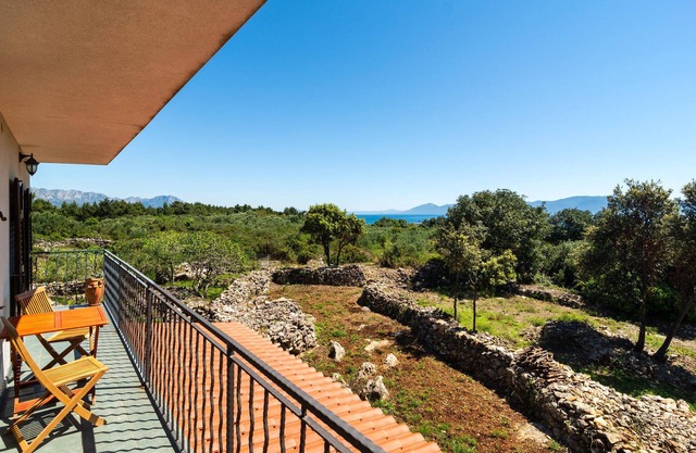 Stunning apartment in Sucuraj with WiFi