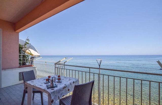 Stunning Apartment In Marina Di Caronia