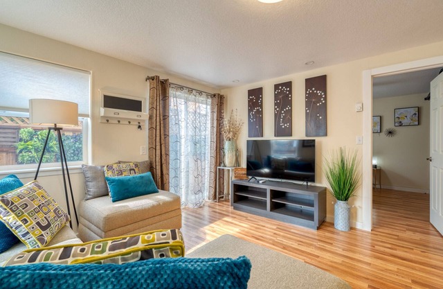 STUNNING APARTMENT,WiFi,Parking, Sellwood/PORTLANDn
