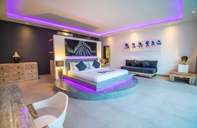 STUNNING ARCHITECT 12 BEDROOM VILLA, 3 HUGE 17M POOL, CATERING, SEMINYAK