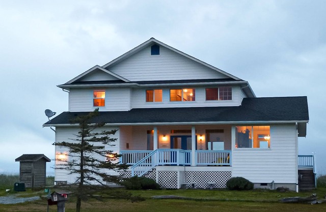 Stunning beach and waterfront escape with outstanding views, gas grill and Wifi