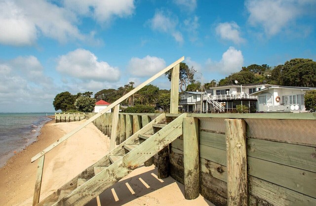 Stunning beachfront Bach !