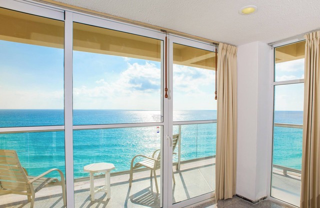Stunning Beachfrt 2BRM Condo on Cancun Beach.Step Onto Sand & Walk to Nightlife!