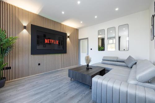Stunning Bolton Abode - Cinema Experience - Parking