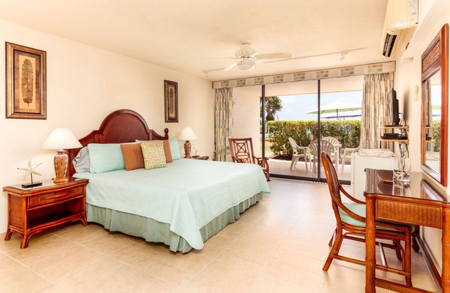 Stunning Calypso - Beachfront & Poolside !