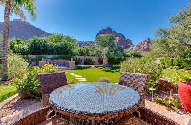 Stunning Camelback Views, 4 bdrm 3 bath + Office w/Futon, Firepit, B-Ball Court
