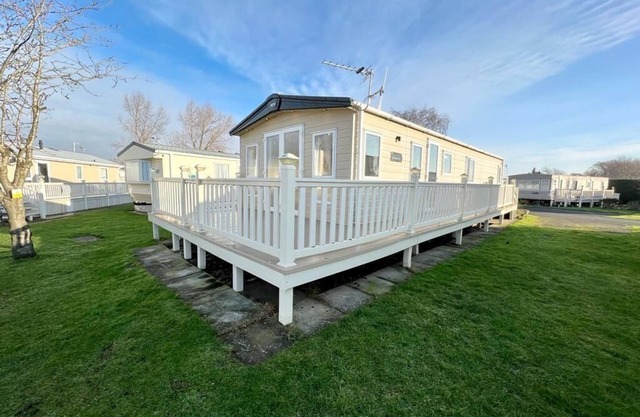 Stunning caravan with full lake view at Southview Holiday Park ref 33004ML