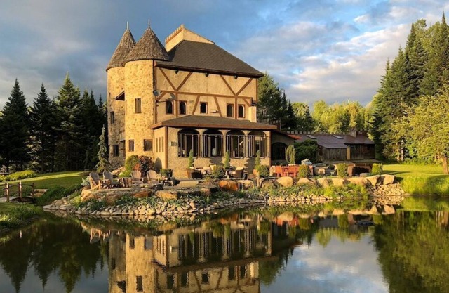 Stunning Castle near Crystal Lake, Hot tub, 20 acres