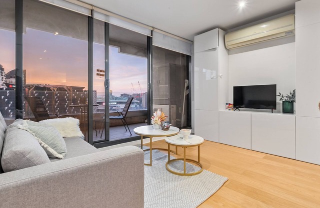 Stunning City Views Steps to SouthernCross/SkyBus
