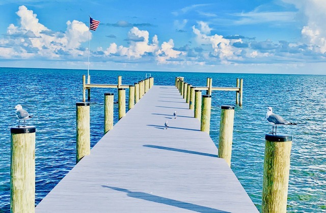 STUNNING CONDO with BALCONY/POOL in Oceanfront Building in beautiful Islamorada!