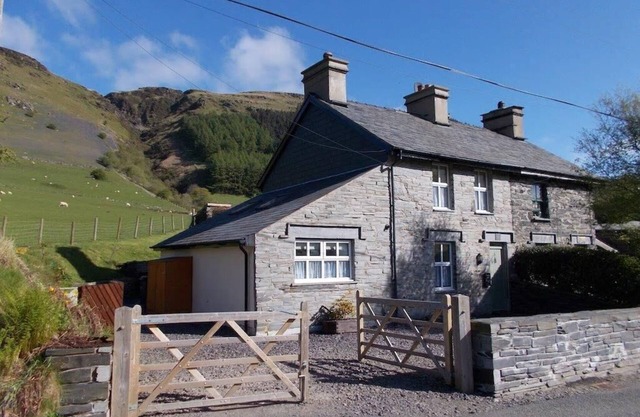 Stunning cosy, pet friendly & peaceful 3 bedroom, 2 bathroom cottage, fast WiFi