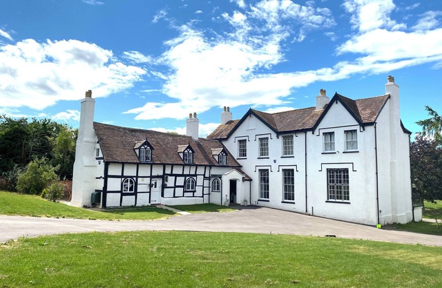 Stunning cotswold, period country house, hot tub, great for extended family