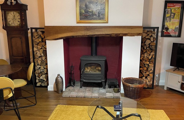 Stunning Cottage with Log Burner-King Bed-Parking-Wifi-Dog Friendly