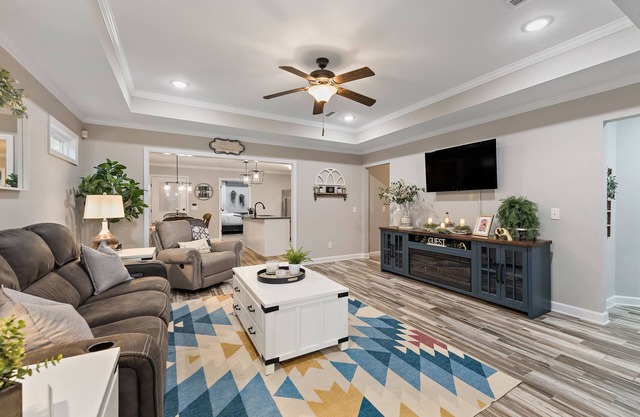 Stunning Cottage home with King bed! Pet-friendly!
