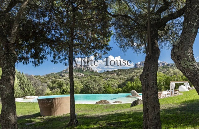 Stunning Country Villa with large pool, privacy and beautiful green spaces.