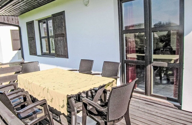 Stunning private villa with WIFI, pool, TV, patio, pets allowed, panoramic view and parking