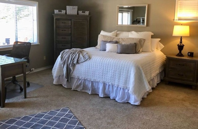 Stunning East End Studio by downtown & river