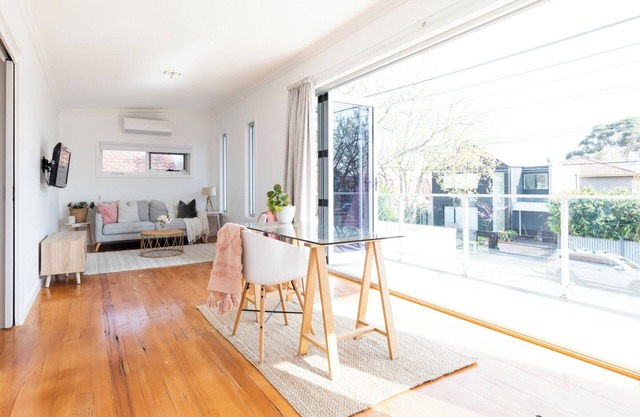 Stunning Elwood Star- Beachside retreat. 4 bedrooms, 2 bathrooms. Pet friendly!