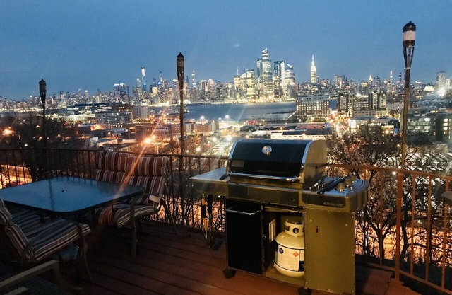 Stunning Empire State View - Apt # 4 - Sleeps 12! - 15 mins to NYC