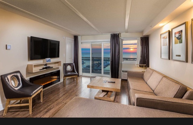 Stunning Executive Waterfront 2-Bdrm Penthouse Suite - Luxury Collingwood Resort