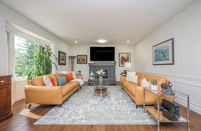 STUNNING EXECUTIVE HOME- FURNISHED!!!