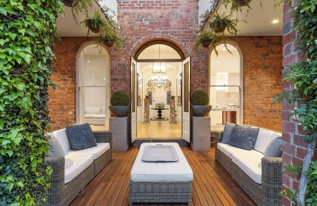 Stunning family home with pool & spa. Close to restaurants and shopping!