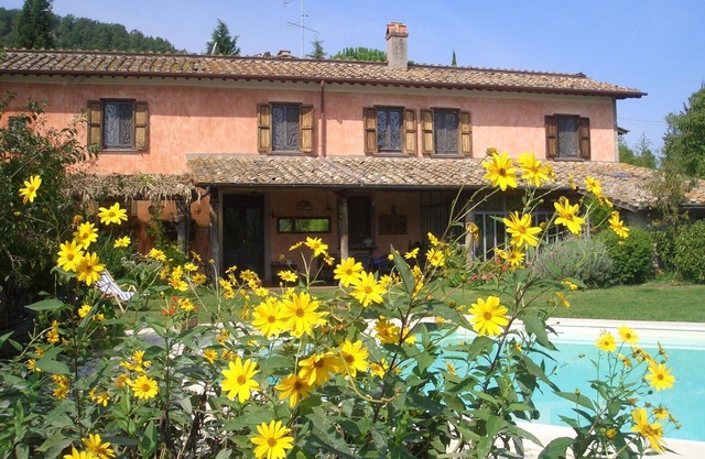 Stunning farm house plenty of peace, green spaces and with swimmingpool