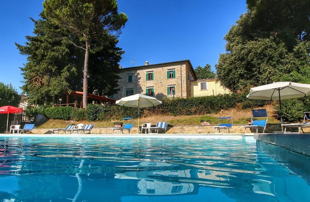 Stunning Farmhouse with Swimming Pool and Jacuzzi in Umbria
