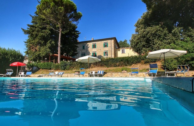 Stunning Farmhouse with Swimming Pool & Hot Tub in Umbria